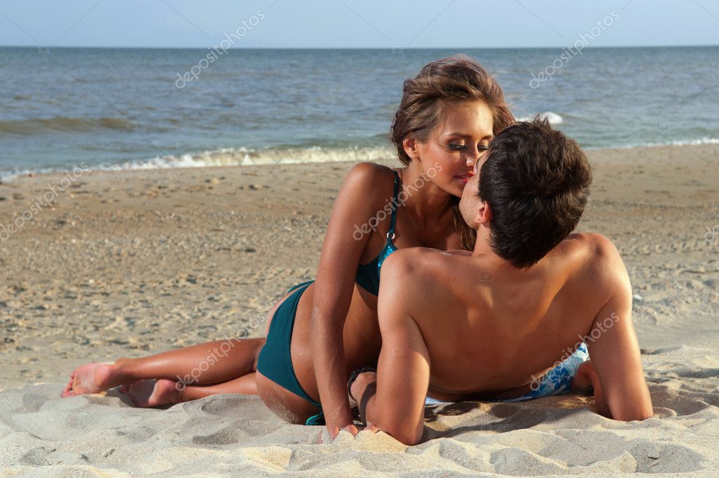 Парень жарит подругу на диком пляже