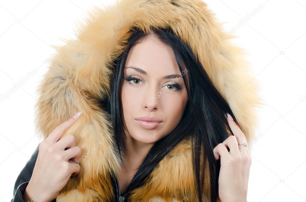 Девушка снимает меховую куртку и ебется в теплом помещении