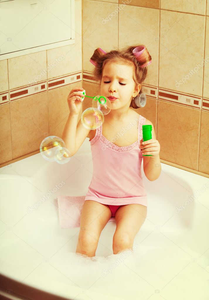 Kleine Mädchen Blasen In Der Badewanne — Stockfoto © Tatyanagl 10151226