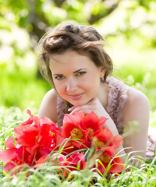 Kırmızı bahar Lale Bahçe ile güzel bir kadın - Stok İmaj - depositphotos_10490978-Beautiful-woman-with-red-spring-tulips-in-a-garden
