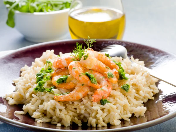 Brown rice with shrimp and arugula pesto