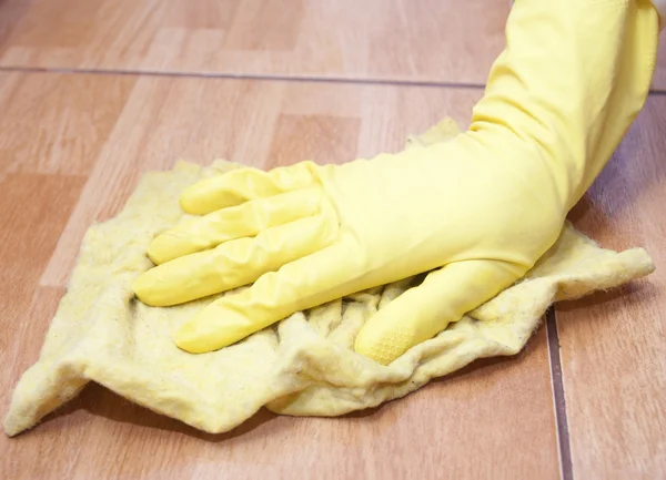 Cleaning of a kitchen tile