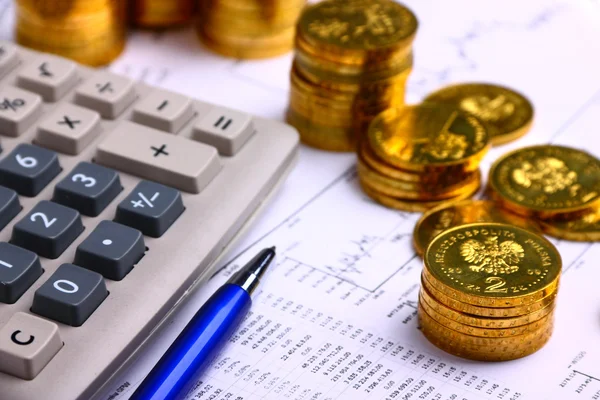 钱硬币,业务股票图表上的计算器 - 图库照片ma