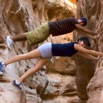 Two teenage hikers taking a break and having fun inside a canyon in Nevada - Foto de Stock