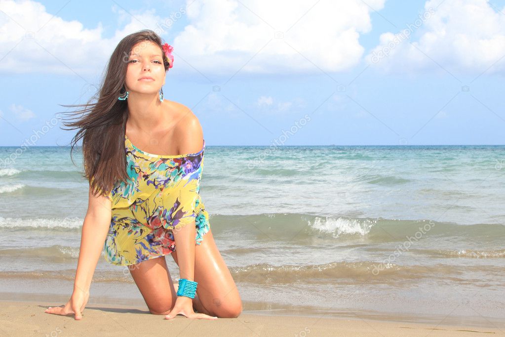 Joven Mujer Guapa En Bikini Rosa En El Mar Foto De Stock Netfalls