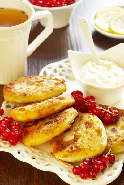 Cheese pancake with sour cream and red currant