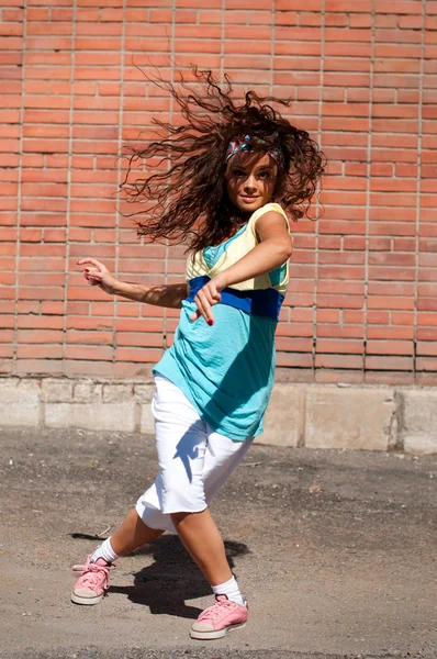 美丽少女跳街舞 - 图库照片markin#8467332