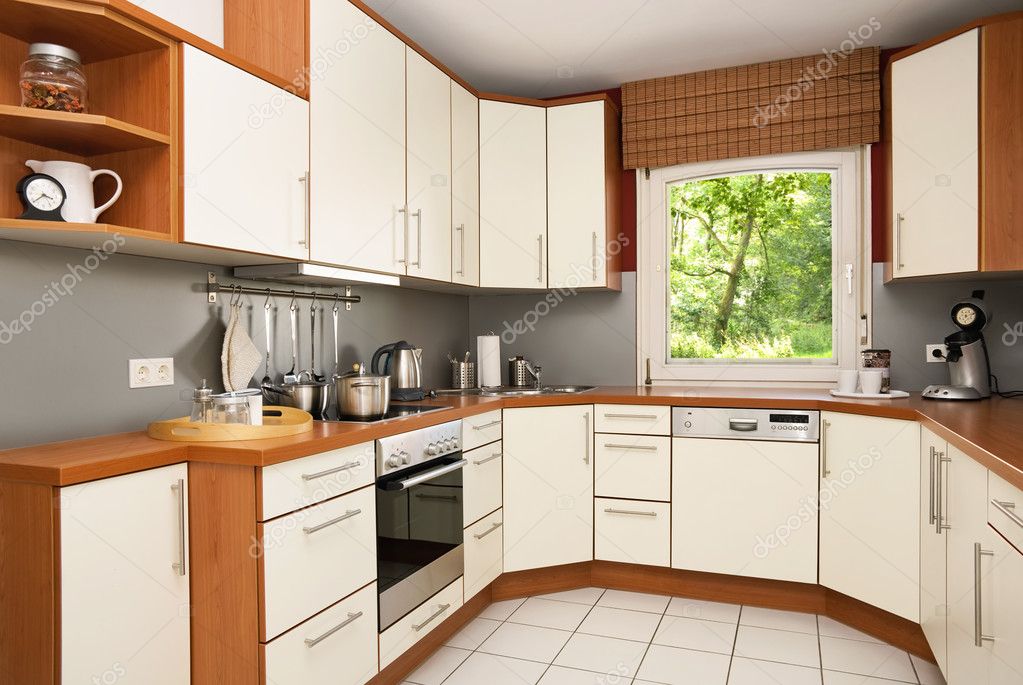 Moderne keuken met uitzicht op de tuin — stockfoto © smileus #8831352