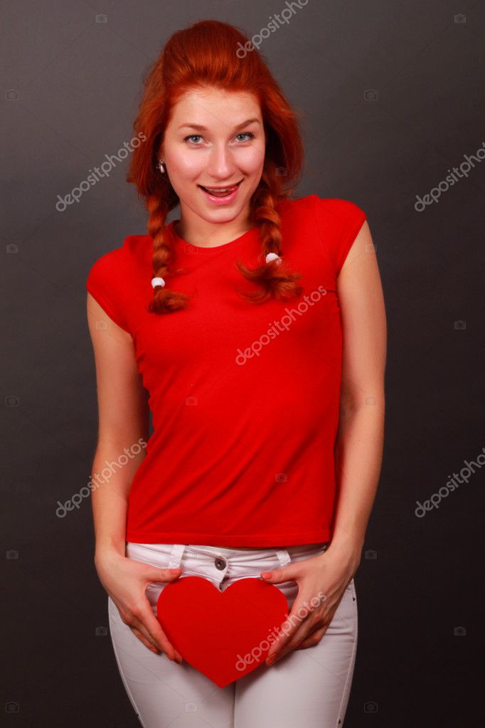 Une Femme Avec Un C Ur Rouge Entre Les Mains Photographie Mari Photo