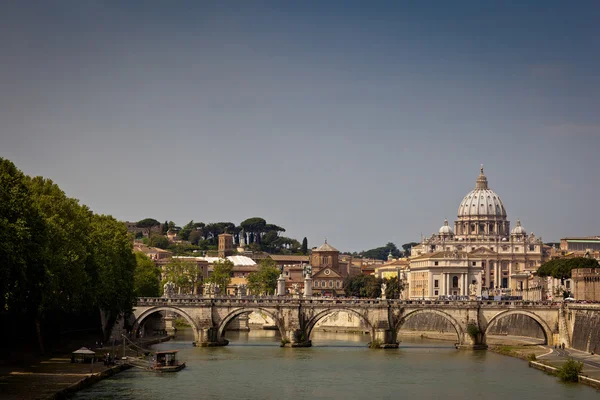 Panoramic view of St. Peter's Basilica and the Vatican City — Stock Photo #8279829