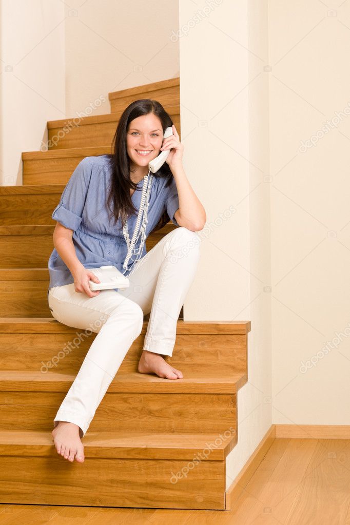 Голая домохозяйка сидит на лестнице своего дома