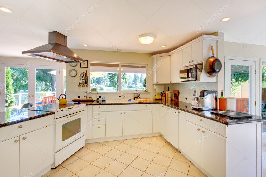 Witte keuken met beige vloer en venster — stockfoto © iriana88w ...