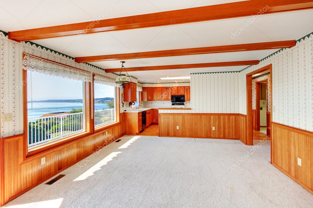 Grote woonkamer met hout trim en keuken bekijken — stockfoto ...