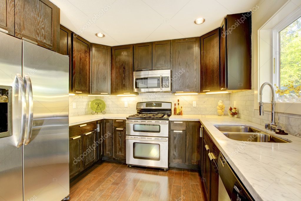 Moderne luxe nieuwe donkere bruine en witte keuken — stockfoto ...