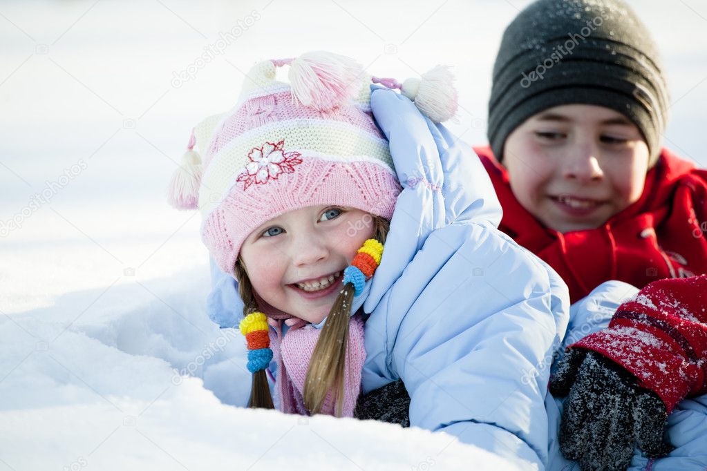 在冬天在雪地里玩耍的孩子们的肖像