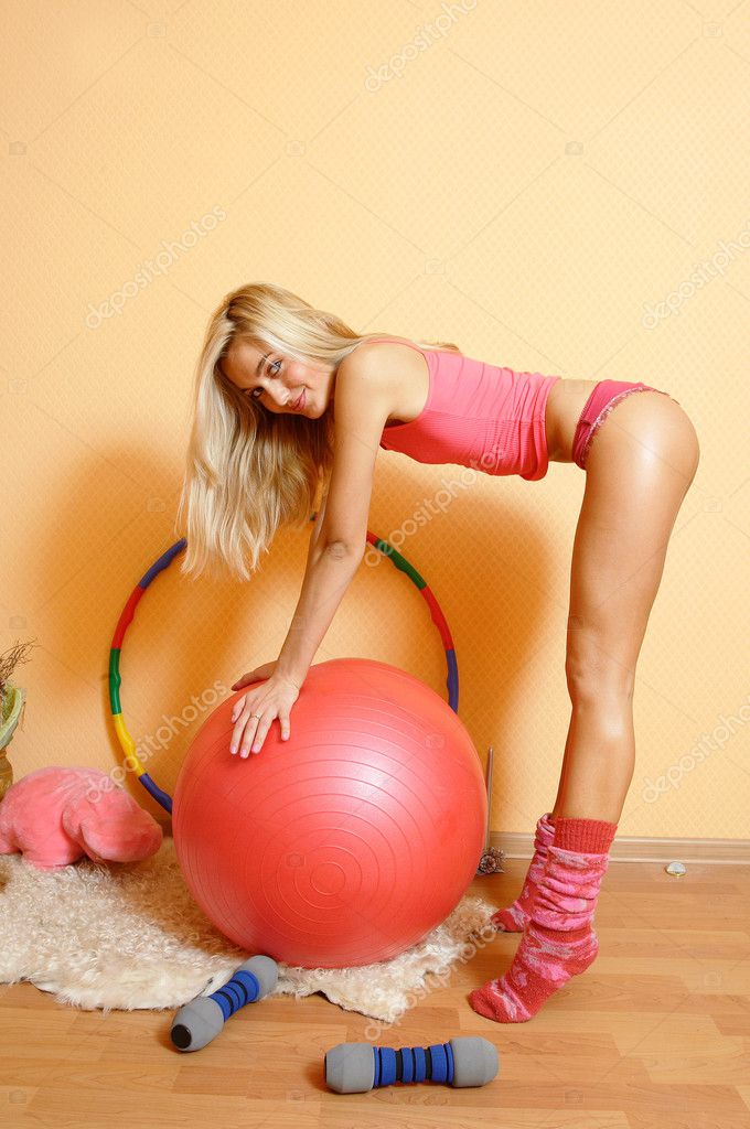 Гимнастический шар стал секс игрушкой для любительской мастурбации студентки