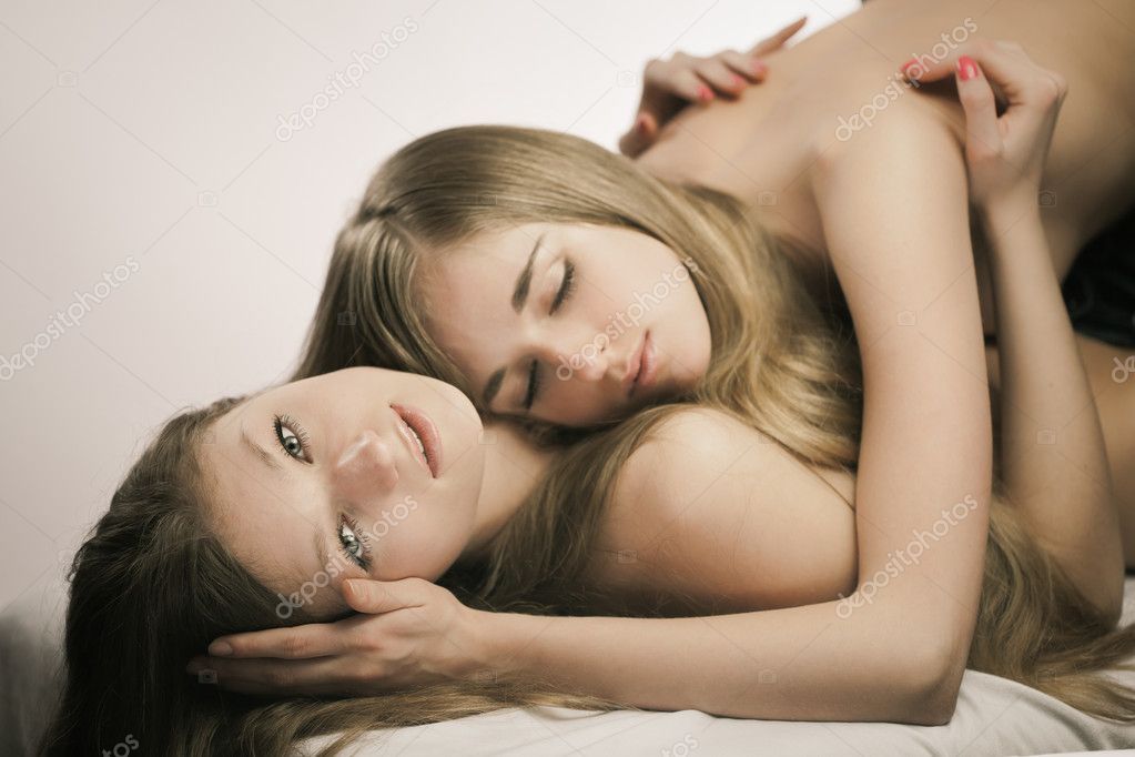 Три молодые лесбиянки трахаются между собой голенькие после массажа 