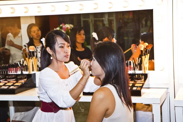 Cosmetic company AMWAY sponsores a makeup course