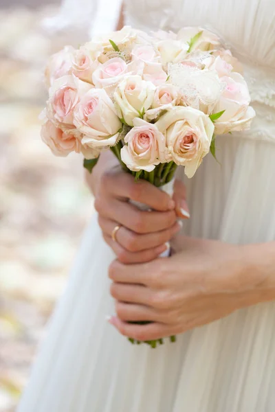 Wedding bouquet at bride's hands — Stock Photo #8146785