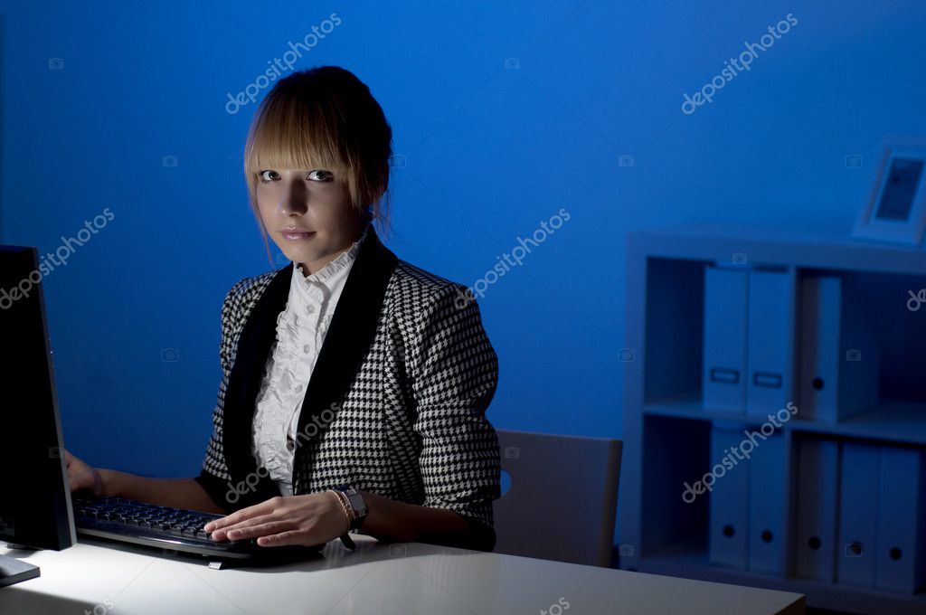 http://static8.depositphotos.com/1091429/995/i/950/depositphotos_9952902-Office-work-at-night.jpg