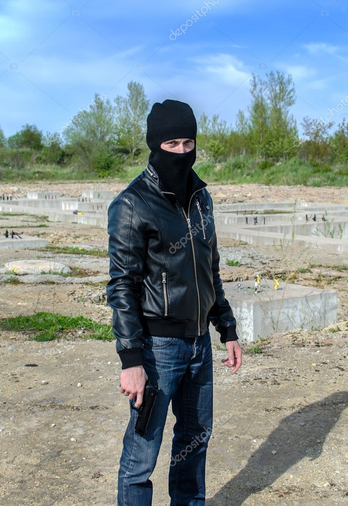 Пацаны в масках с пистолетом Пацаны в масках с пистолетом