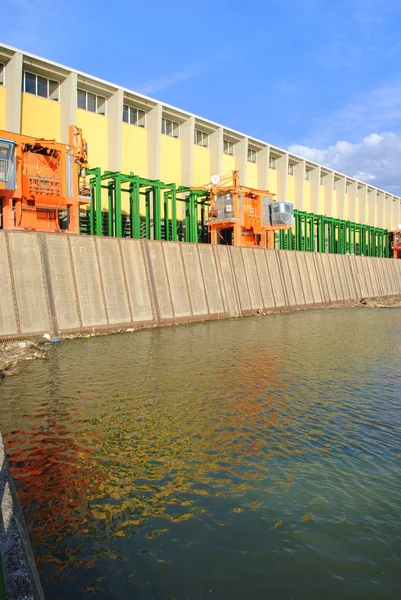 Hydroelectric dam with machinery for remove trunks from water