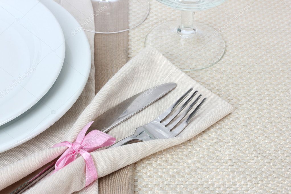 Table setting with fork, knife, plates, and napkin — Stock Photo