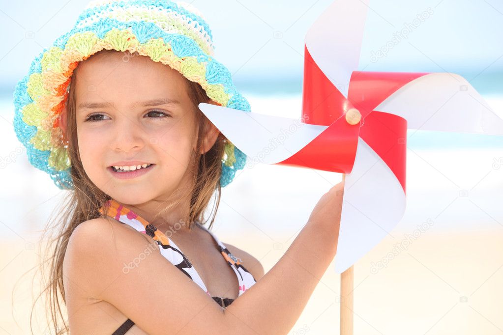 Oyuncak <b>yel değirmeni</b> ile plajda küçük kız — Fotoğraf sahibi photography33 - depositphotos_8410300-Little-girl-at-beach-with-toy-windmill