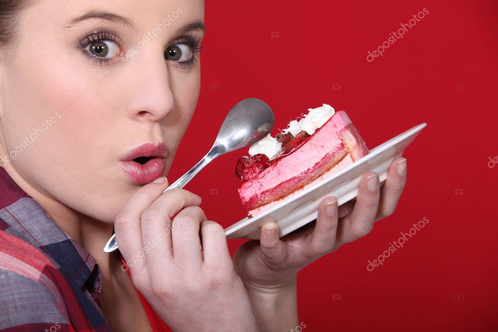 Kız lezzetli Çilekli pasta bir parça içinde düşkünlük — Fotoğraf sahibi photography33 - depositphotos_8959698-Girl-indulging-in-a-piece-of-delicious-strawberry-cake