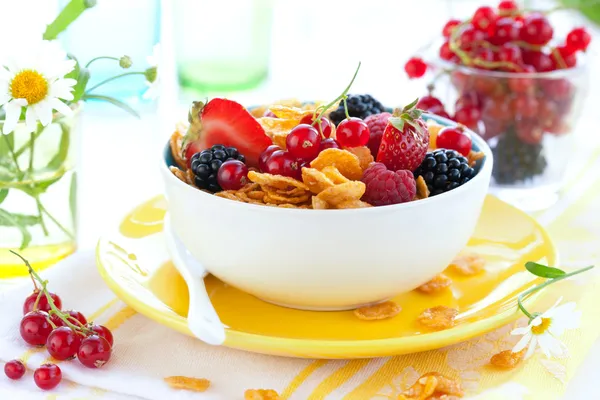 Corn flakes with fruits and milk