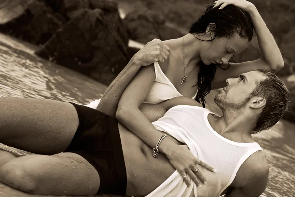 beautiful girls kissing on beach №200703 beautiful girls kissing on beach № 200702