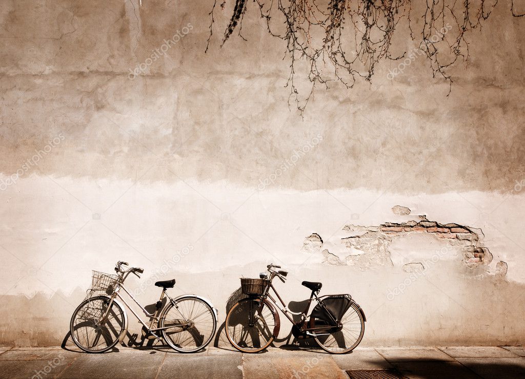 italienska gammal stil cyklar lutad mot en vägg u2014 Stockfotografi u00a9 dsedov #8106022 italienska gammal stil cyklar lutad mot en vägg u2014 Stockfotografi u00a9 dsedov #8106022