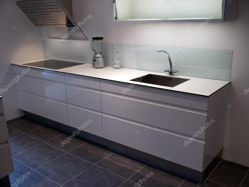 Moderna och trendiga design vita kök — stockfotografi © ronyzmbow ...
