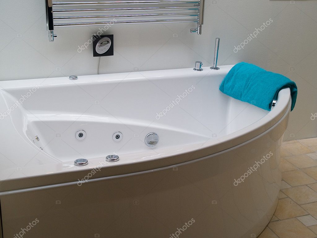 Bañera jacuzzi en un moderno cuarto de baño moderno — foto de ...