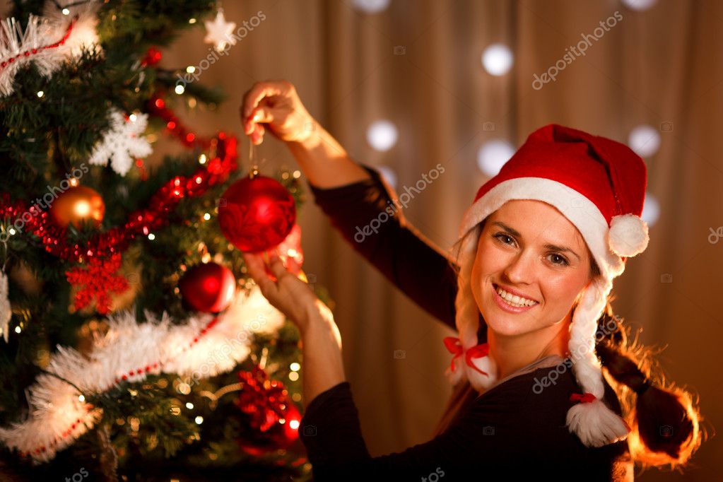 Итальянская дама позирует возле новогодней елки