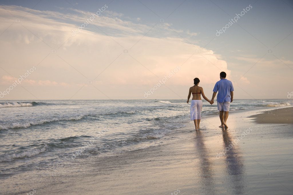 Pareja Caminando En La Playa — Foto De Stock © Iofoto #9499174