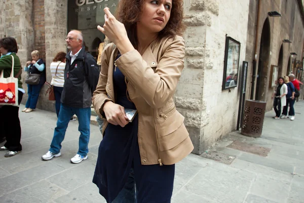 美丽的女孩去购物在佩鲁贾中心 - 图库社论照片