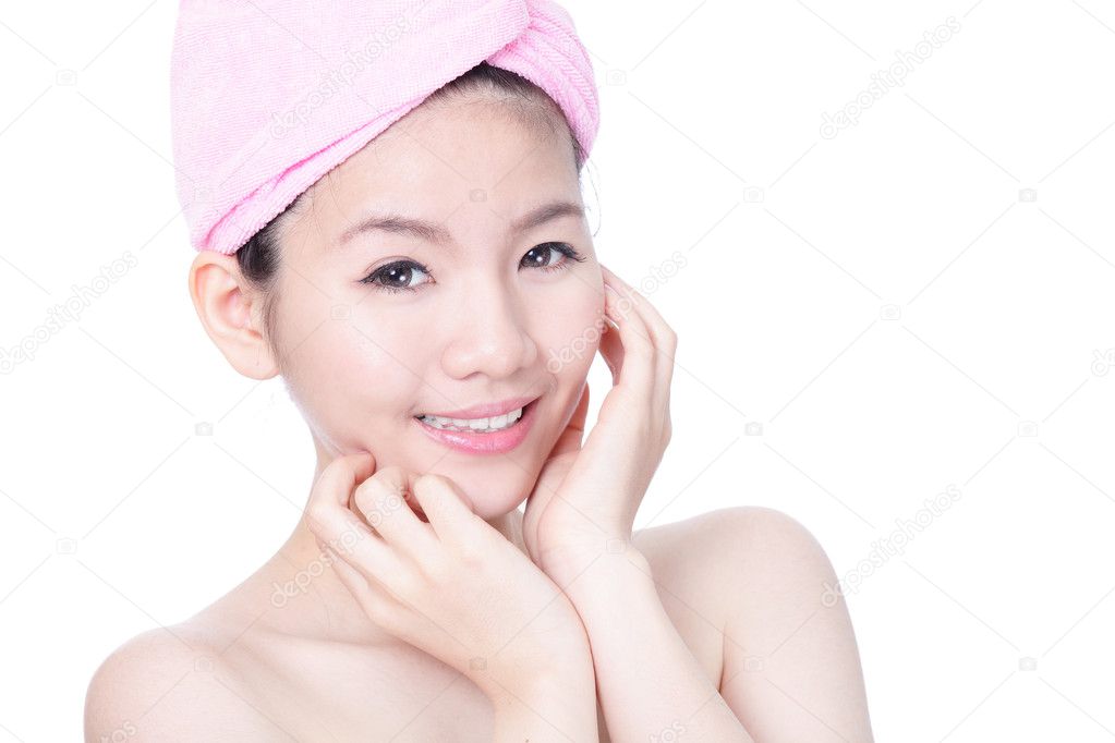 portrét mladé dívky úsměv tvář po bath spa izolovaných na bílém pozadí, model je Asijská Kráska — Fotografie od ryanking999 - depositphotos_9873932-Portrait-of-young-girl-smile-face-after-bath-spa