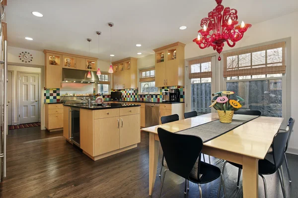 Hout keuken kamer met versierde tegels backsplash — stockfoto ...