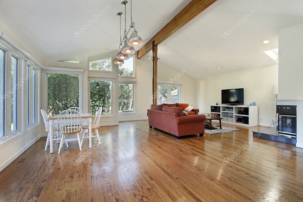 Familienzimmer mit holzbalken decke — stockfoto © lmphot #8658215