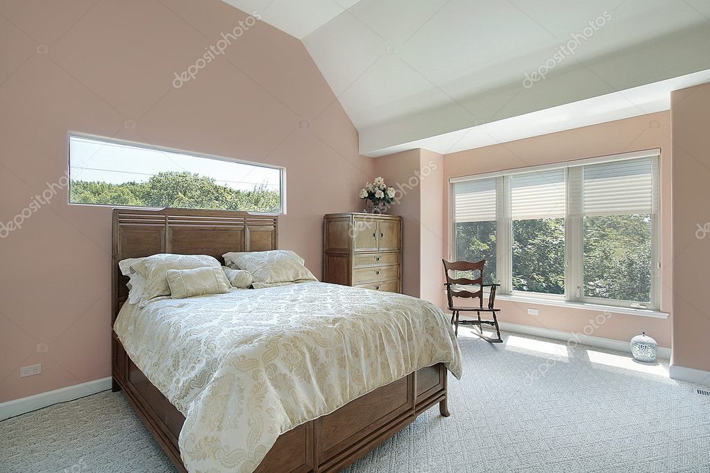 Master camera da letto con pareti color malva — foto stock ...