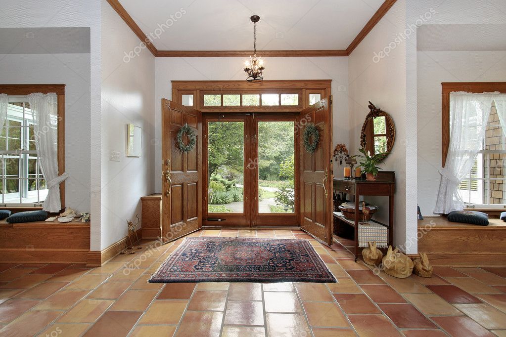 Hall de entrada con pisos de ceramica naranjas — foto de stock ... Pisos ceramica sala