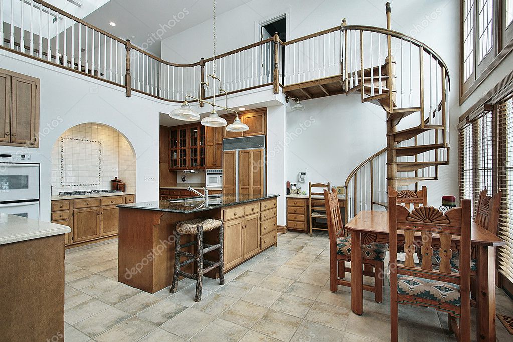 Grande cucina con scala a chiocciola al piano secondo — foto stock ...