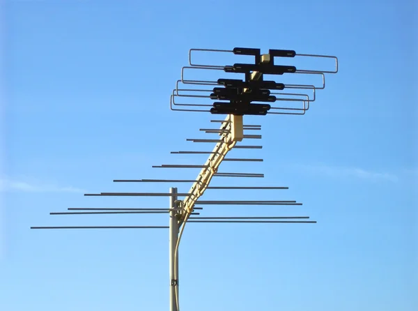 Roof mounted wide band TV aerial