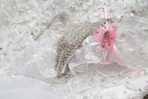 Decorating with rhinestones on the wedding dress.