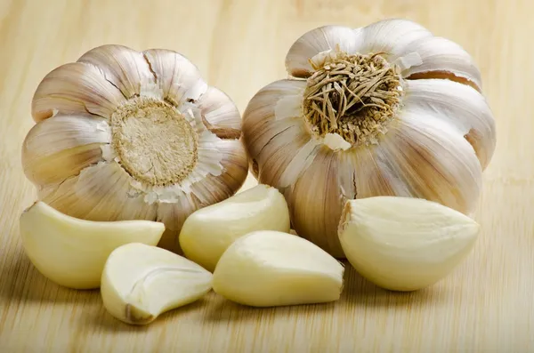 2 clusters of garlic