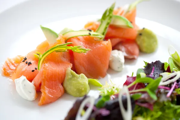 Salmon salad with green asparagus