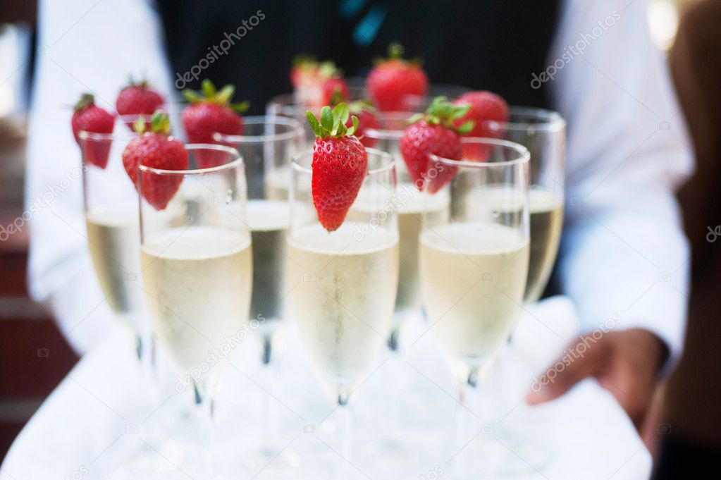 Маленький столик за углом - Том IV - Страница 51 Depositphotos_9882083-stock-photo-waiter-serving-champagne-on-a