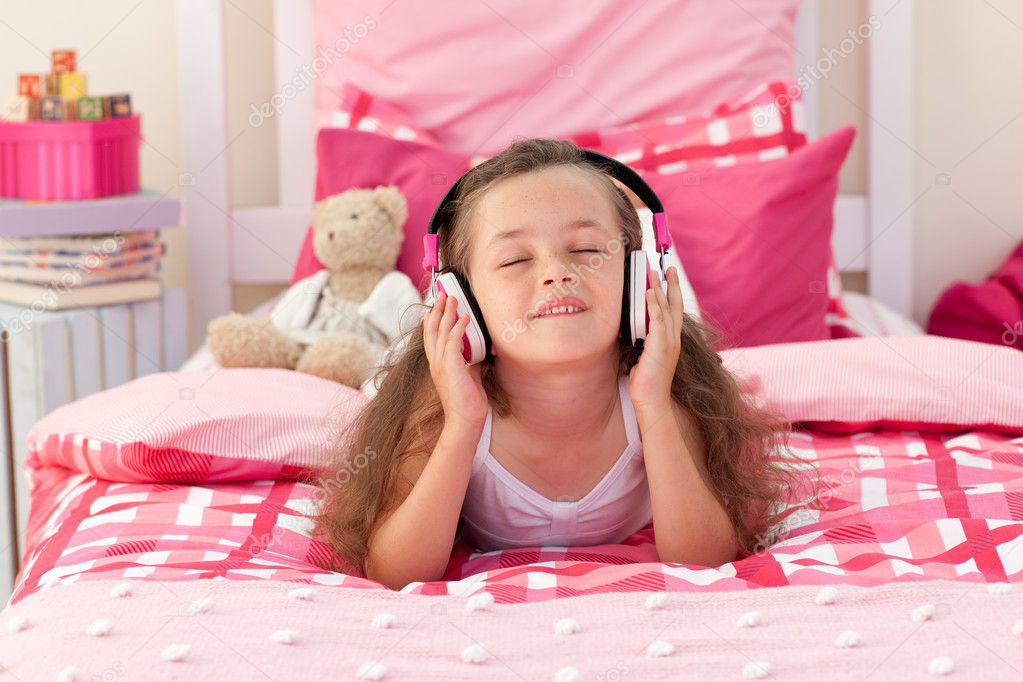 Música Linda Chica Que Escucha Con Auriculares — Foto De Stock © Wavebreakmedia 10295335 0703