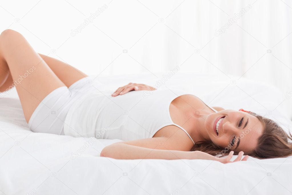 Женщина запечатлевает большие сисяндры лежа на спине